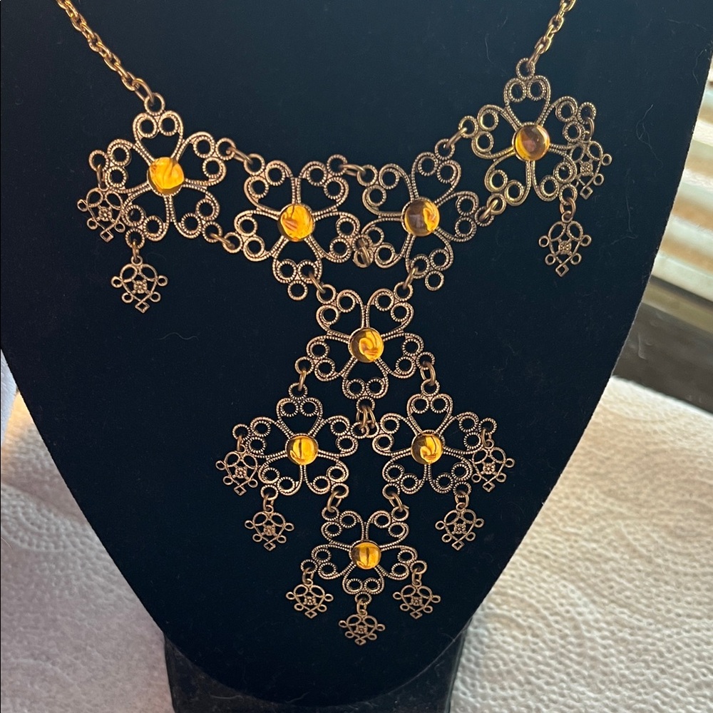 💛🌼🌻 VINTAGE GOLDTONE NECKLACE WITH AMBER COLORED STONES